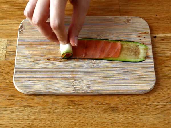 Zucchini and smoked salmon rolls - Preparation step 5