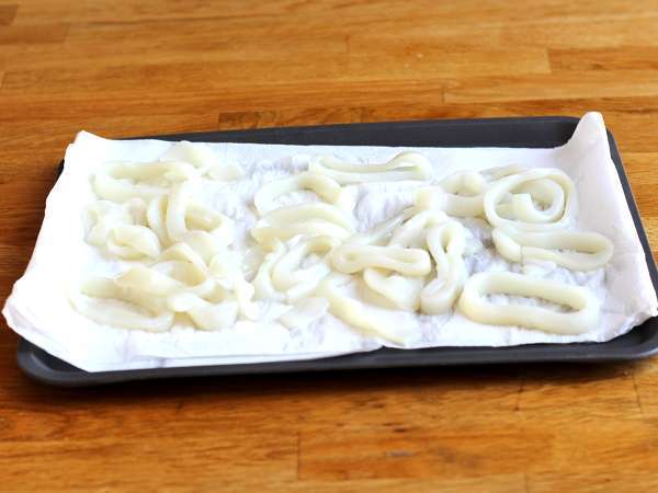 Battered fried calamari - calamari a la romana - Preparation step 2