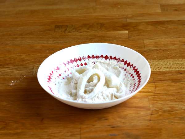 Battered fried calamari - calamari a la romana - Preparation step 3