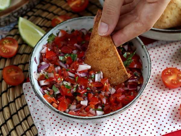Pico de gallo and homemade tortilla chips - Preparation step 6