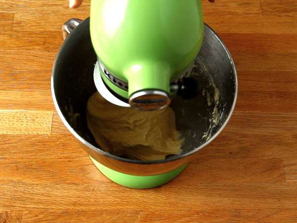 Swiss brioche - A brioche stuffed with vanilla custard and chocolate chips - Preparation step 3