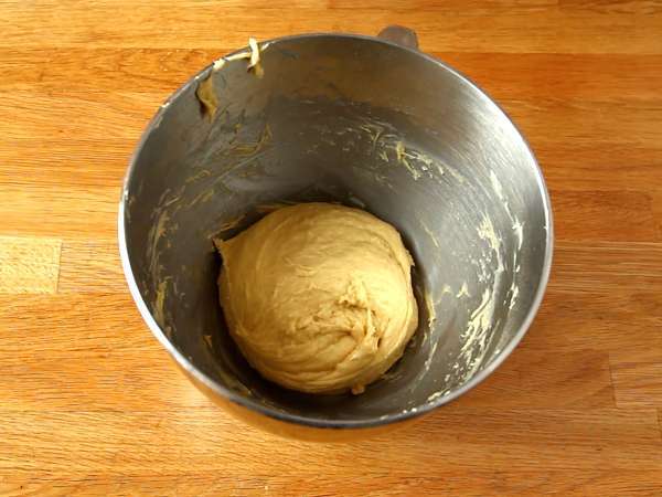 Swiss brioche - A brioche stuffed with vanilla custard and chocolate chips - Preparation step 4