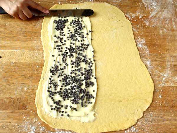 Swiss brioche - A brioche stuffed with vanilla custard and chocolate chips - Preparation step 10