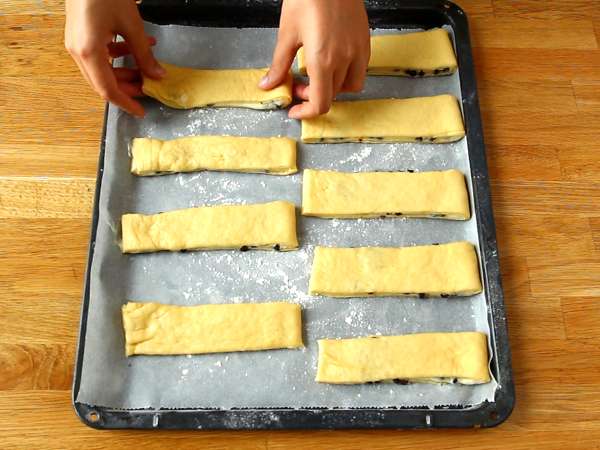 Swiss brioche - A brioche stuffed with vanilla custard and chocolate chips - Preparation step 13