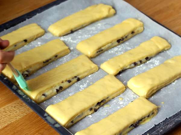 Swiss brioche - A brioche stuffed with vanilla custard and chocolate chips - Preparation step 14