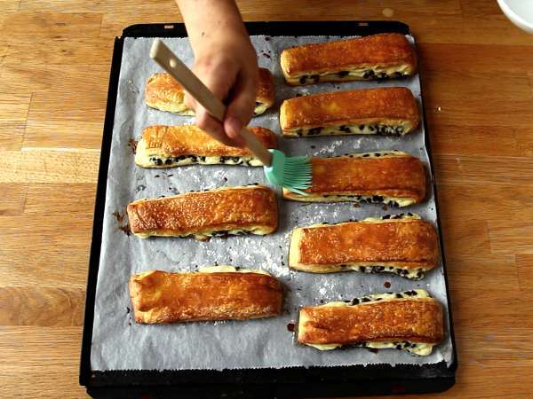 Swiss brioche - A brioche stuffed with vanilla custard and chocolate chips - Preparation step 17