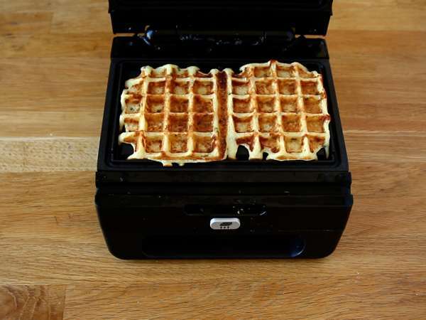Potato waffle sandwich with raclette: the ultimate comfort dish - Preparation step 4