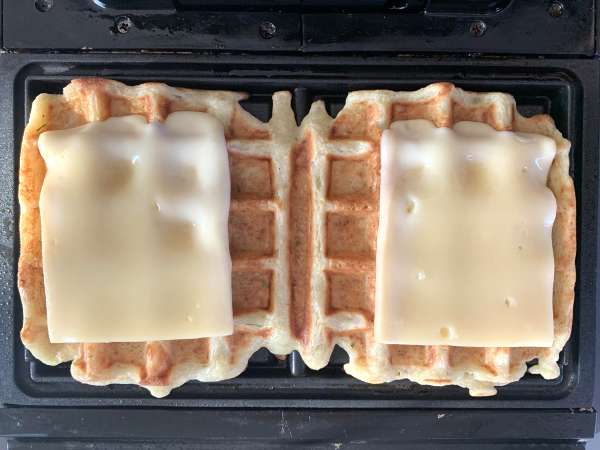 Potato waffle sandwich with raclette: the ultimate comfort dish - Preparation step 6