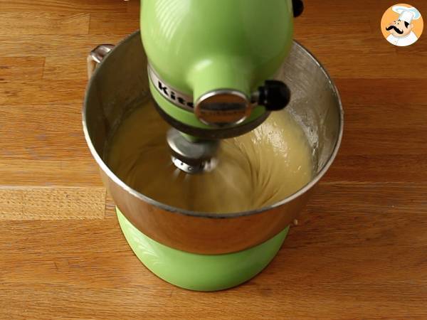 Easter bundt cake with lemon and white chocolate - Preparation step 3