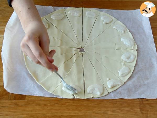 Puff pastry croissants with bechamel, ham, and cheese - Preparation step 1