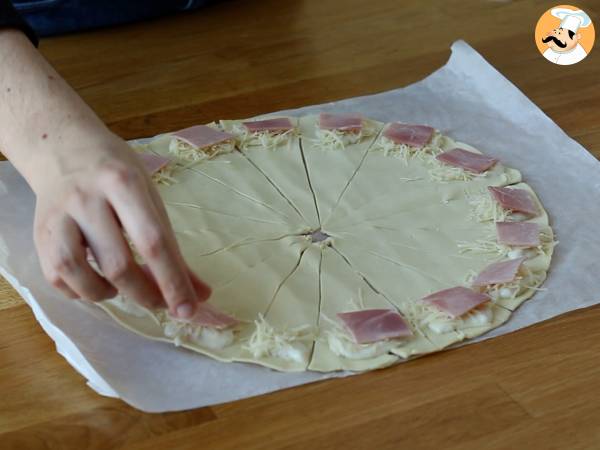 Puff pastry croissants with bechamel, ham, and cheese - Preparation step 2