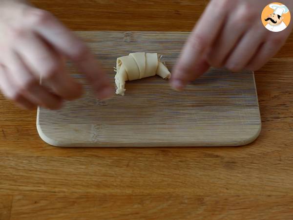 Puff pastry croissants with bechamel, ham, and cheese - Preparation step 3