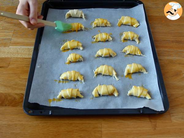 Puff pastry croissants with bechamel, ham, and cheese - Preparation step 4