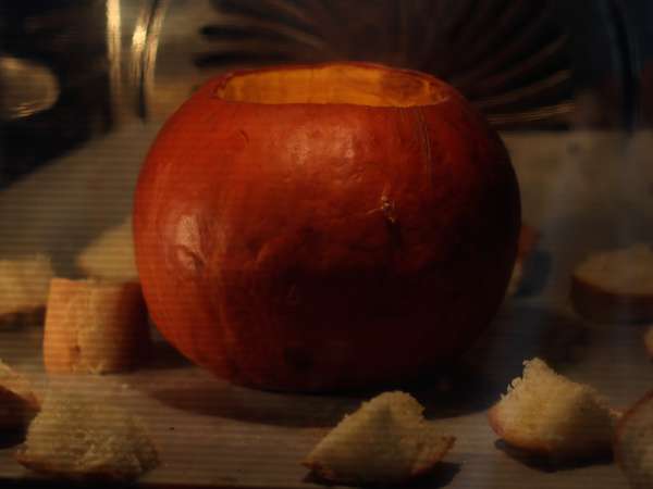 Autumn Reblochon fondue in a red kuri squash! - Preparation step 6