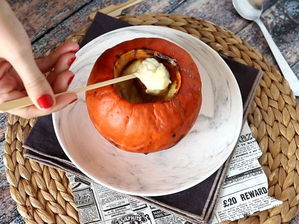 Autumn Reblochon fondue in a red kuri squash! - Preparation step 7