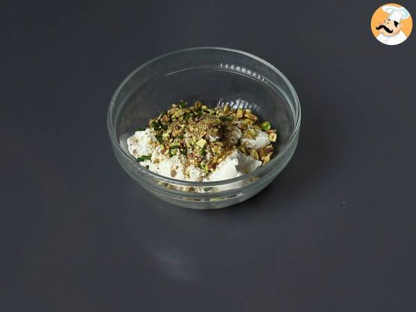 Salmon roll with ricotta cheese and pistachios, the perfect appetizer for christmas parties - Preparation step 2