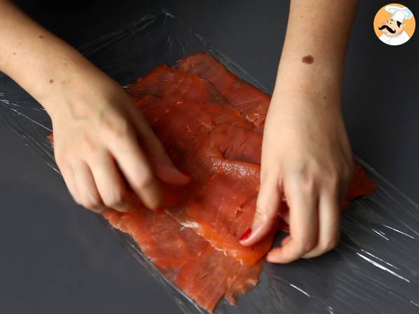 Salmon roll with ricotta cheese and pistachios, the perfect appetizer for christmas parties - Preparation step 3