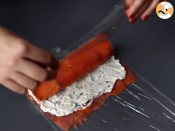 Salmon roll with ricotta cheese and pistachios, the perfect appetizer for christmas parties - Preparation step 5