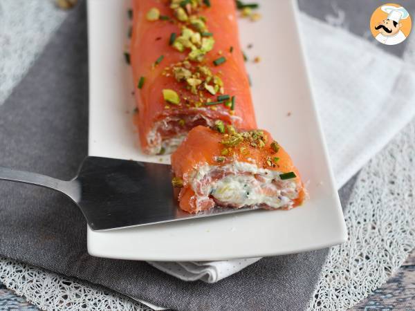 Salmon roll with ricotta cheese and pistachios, the perfect appetizer for christmas parties - Preparation step 6