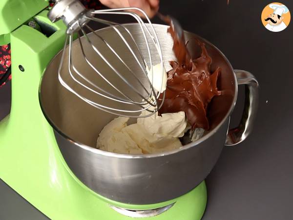 Pandoro brioche filled with nutella cream and vanilla cream in the shape of a christmas tree - Preparation step 1