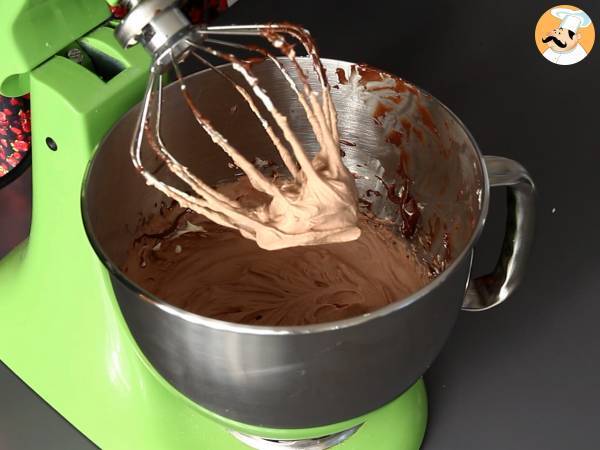 Pandoro brioche filled with nutella cream and vanilla cream in the shape of a christmas tree - Preparation step 2