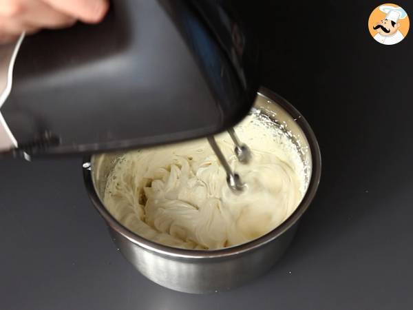 Pandoro brioche filled with nutella cream and vanilla cream in the shape of a christmas tree - Preparation step 4