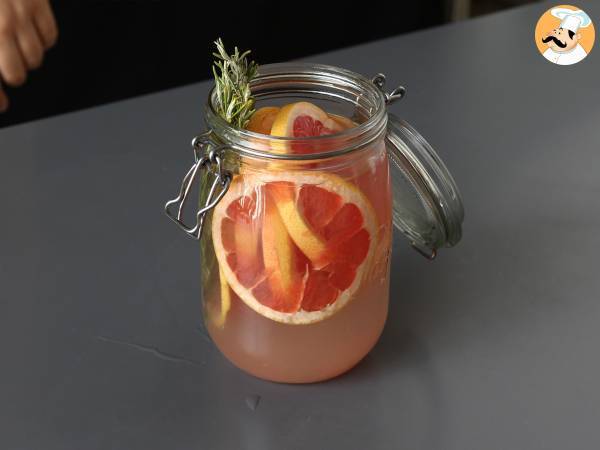 Grapefruit and rosemary flavored water: the detox drink without added sugar - Preparation step 3