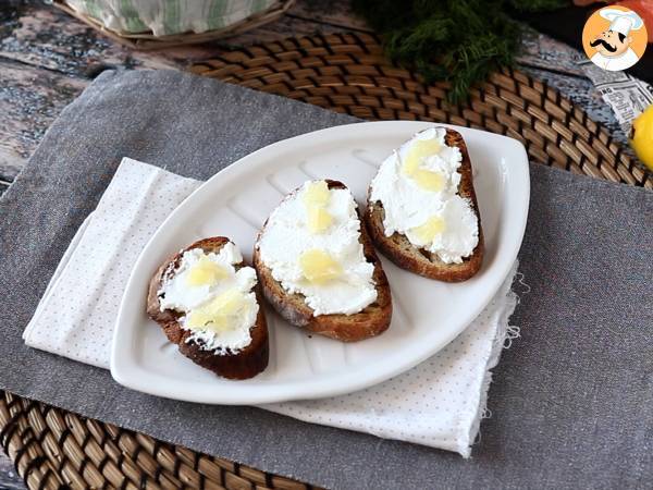 Toasts with smoked salmon and goatcheese - Preparation step 3