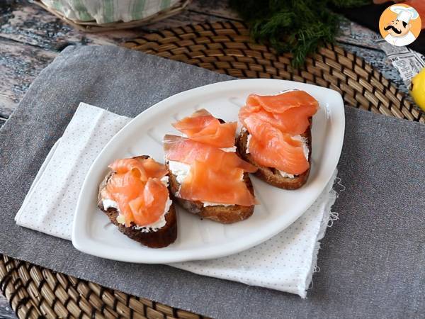 Toasts with smoked salmon and goatcheese - Preparation step 4