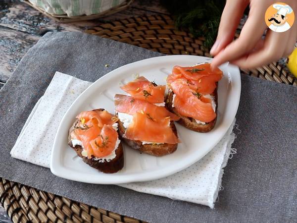 Toasts with smoked salmon and goatcheese - Preparation step 5