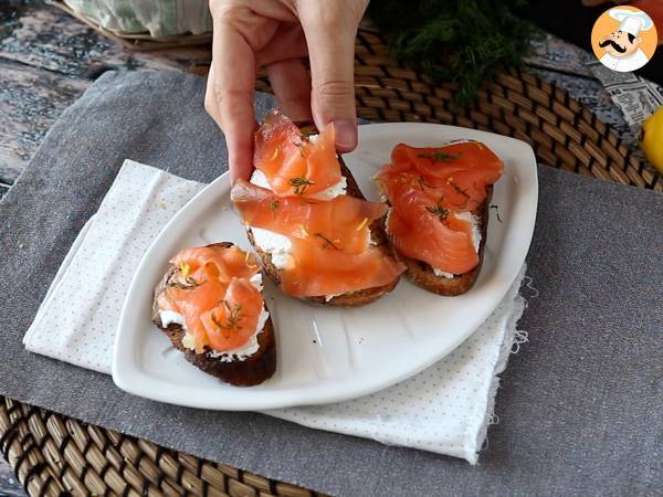 Toasts with smoked salmon and goatcheese - Preparation step 6