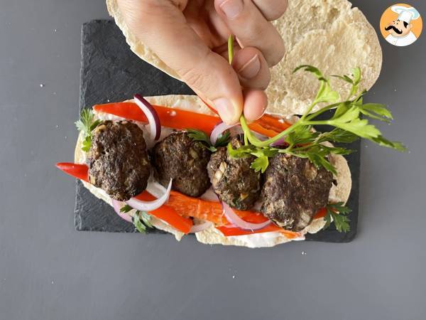 Turkish köfte meatball sandwiches in kebab bread - Preparation step 2