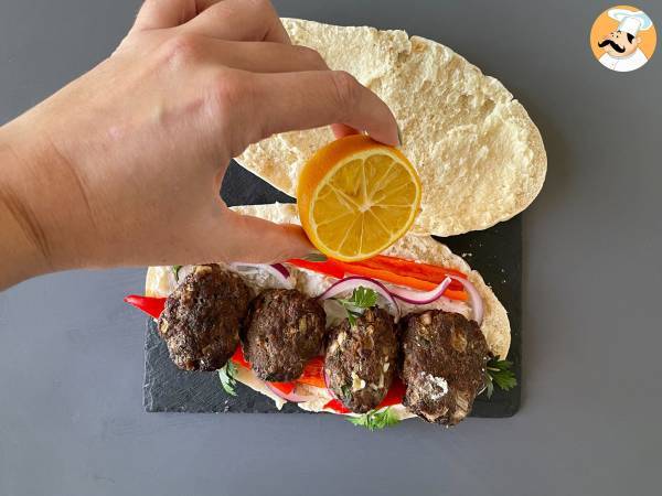 Turkish köfte meatball sandwiches in kebab bread - Preparation step 3