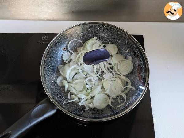 Onion frittata, the perfect omelette for a quick meal! - Preparation step 2