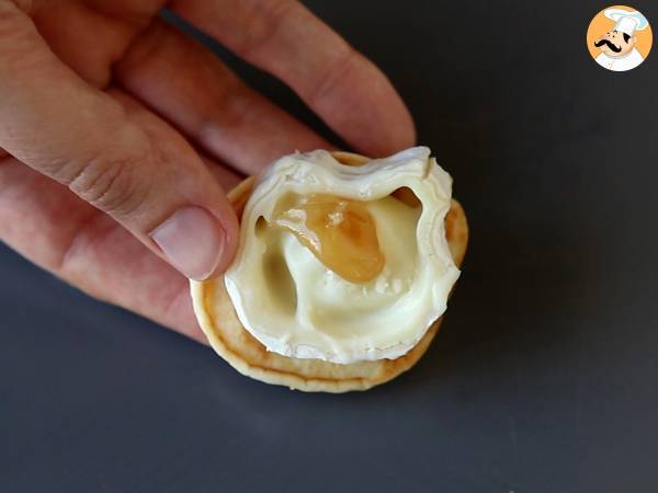 Platter of garnished blinis, the varied aperitif perfect for parties - Preparation step 5