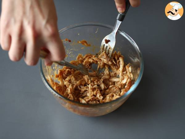 Maxi grilled cheese sandwich: cheddar, shredded chicken, avocado, bacon - Preparation step 3