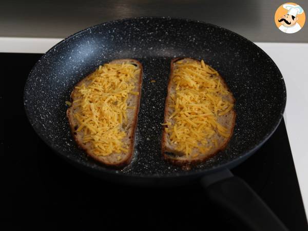 Maxi grilled cheese sandwich: cheddar, shredded chicken, avocado, bacon - Preparation step 10