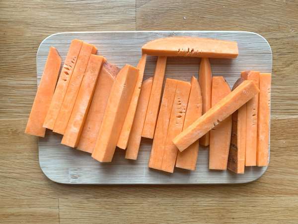 Sweet potato fries in the air fryer, for a crispy-soft result! - Preparation step 2