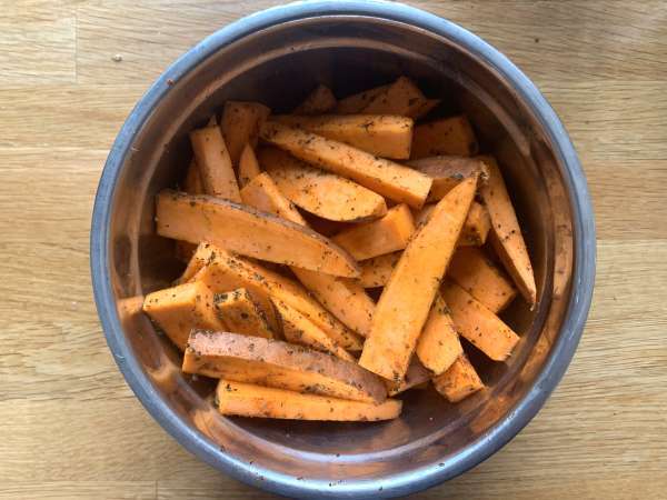 Sweet potato fries in the air fryer, for a crispy-soft result! - Preparation step 3