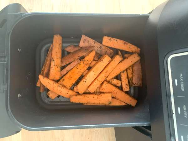 Sweet potato fries in the air fryer, for a crispy-soft result! - Preparation step 4