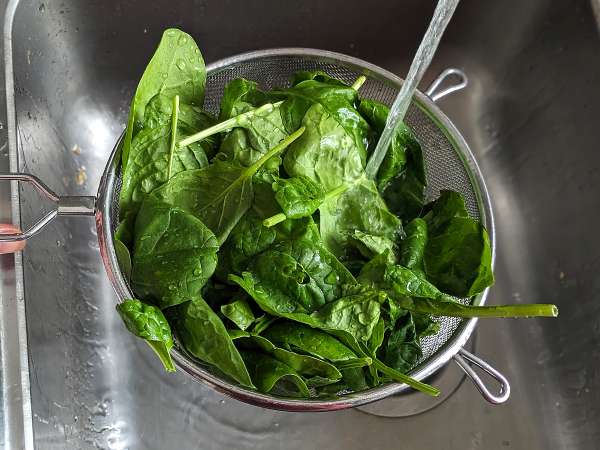 Spinach omelet, an easy and delicious vegetarian dish - Preparation step 1