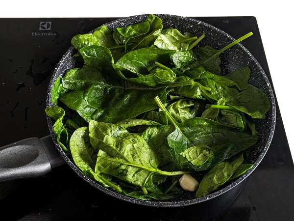 Spinach omelet, an easy and delicious vegetarian dish - Preparation step 2