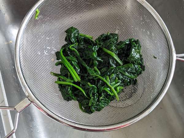 Spinach omelet, an easy and delicious vegetarian dish - Preparation step 3
