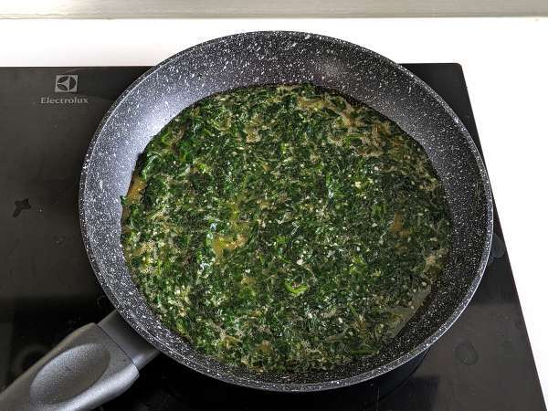 Spinach omelet, an easy and delicious vegetarian dish - Preparation step 7