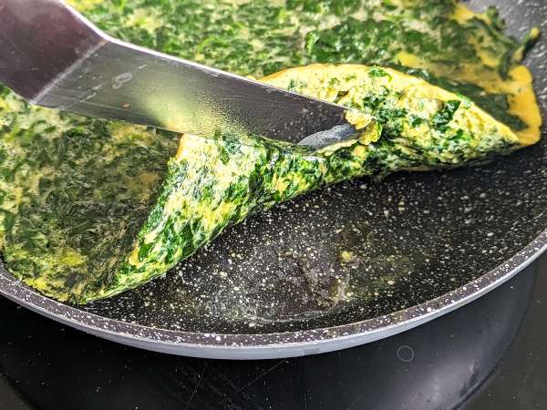 Spinach omelet, an easy and delicious vegetarian dish - Preparation step 8