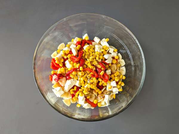 Cold pasta salad with peppers, corn and mozzarella - Preparation step 4