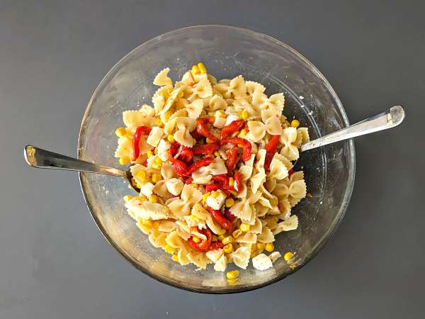 Cold pasta salad with peppers, corn and mozzarella - Preparation step 5