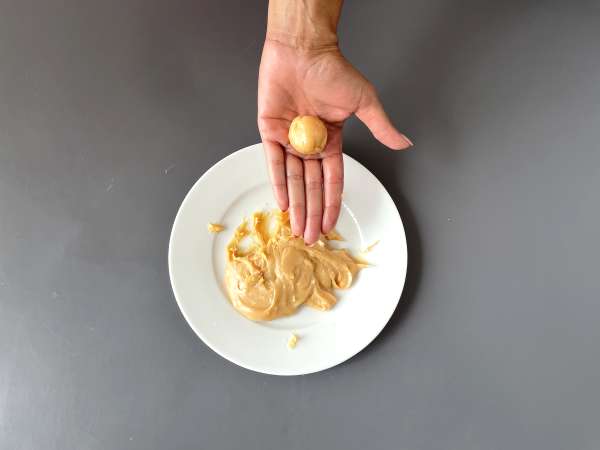 Brigadeiro with peanuts, a delicious brazilian delicacy - Preparation step 4