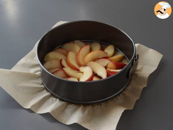 Peach upside-down cake, soft, melting and caramelized - Preparation step 2