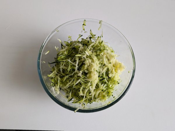 Zucchini and potato patties in airfryer - Preparation step 2
